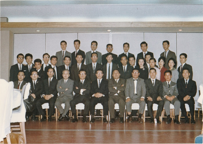 1966年 会社設立時の社員集合写真