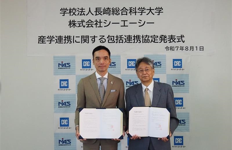 (左から)CAC代表取締役社長 佐別當宏友、長崎総合科学大学 黒川不二雄理事長兼学長